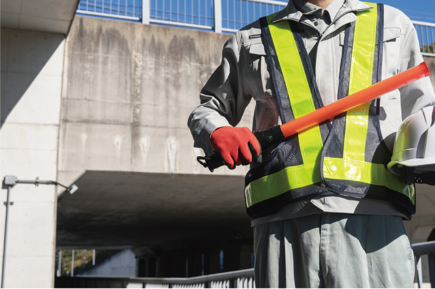 店舗の家具を修理します。