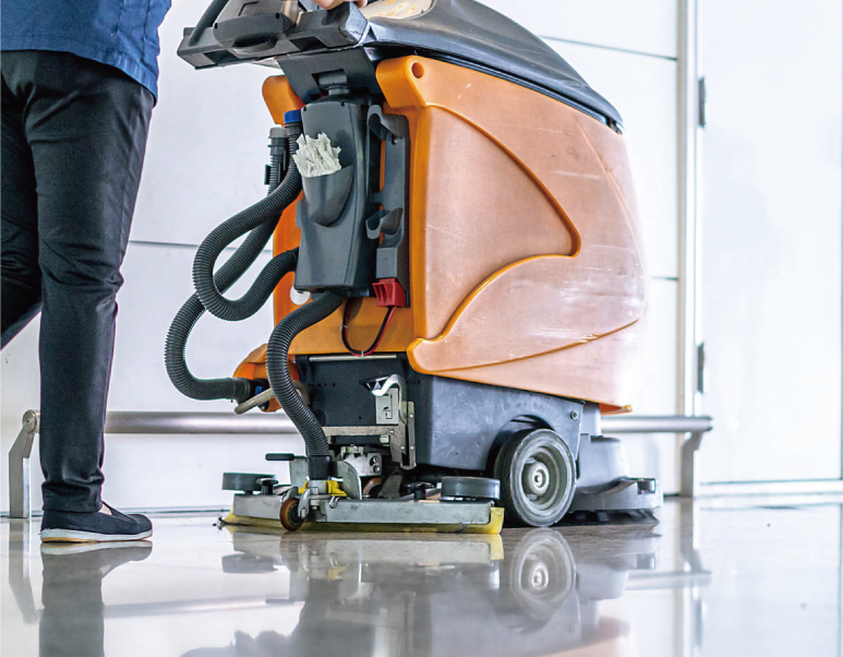 店舗の家具を修理します。